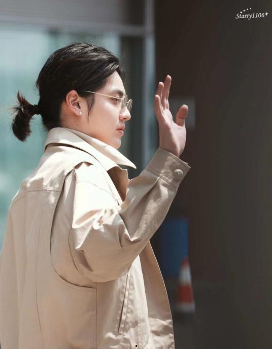 吴亦凡读书时的照片,书卷气中显才华